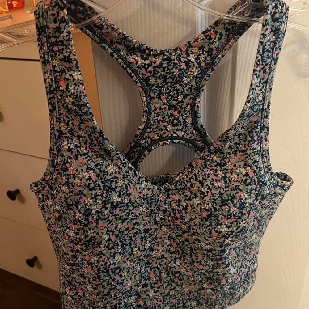 Women’s athletic material crop top